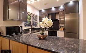 Nice 2 Bed House, Office, Wi-Fi, Free Parking